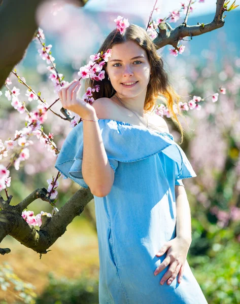 春の庭の桃の女の子青いドレス — ストック写真