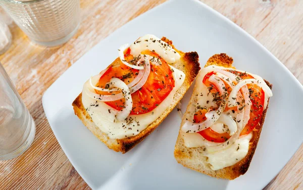 Toasted Bread Tomato Onion Melted Cheese — Stock Photo, Image