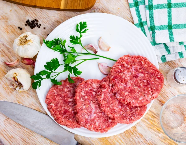 Billets Burgers Fresh Minced Meat Spices Wooden Board — Stock Photo, Image