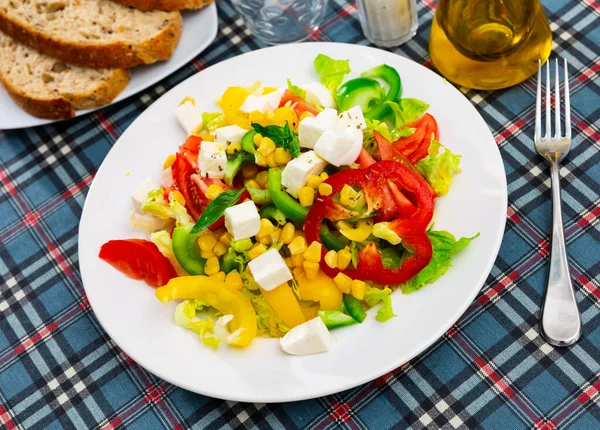 Salade Légumes Appétissante Base Tomates Fromage Feta Feuilles Laitue Maïs — Photo