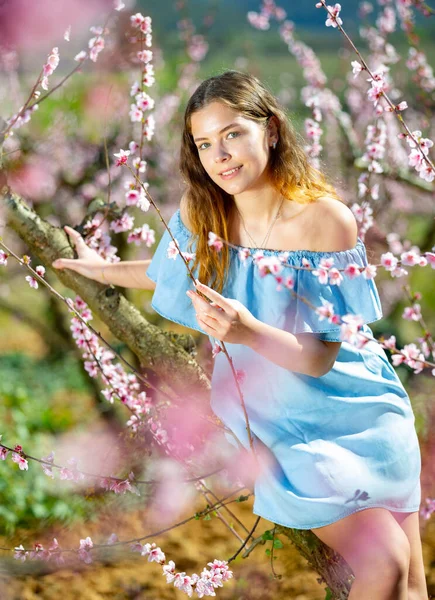 Porträt Einer Jungen Lächelnden Frau Einem Garten Mit Blühenden Pfirsichbäumen — Stockfoto