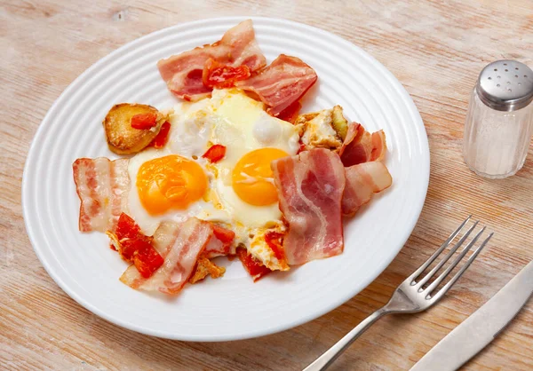 Apetyczne Obfite Śniadanie Słonecznymi Jajami Smażonym Boczkiem Plasterkach Ziemniakami Kawałkami — Zdjęcie stockowe