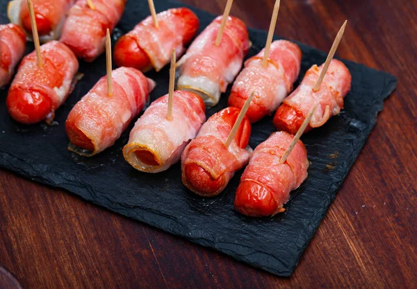 Grilled Small Smoky Cocktail Wieners Wrapped Bacon Strips Slate Serving — Stock Photo, Image