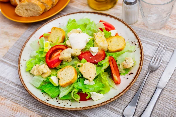 Lezzetli Sezar Salatası Izgara Tavuk Domates Kızarmış Ekmek — Stok fotoğraf
