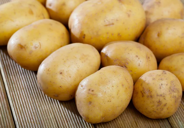 Mutfağındaki Ahşap Masada Çiğ Taze Patates Resmi Hiç Kimse — Stok fotoğraf