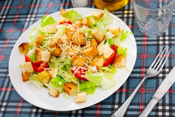 Salada Caesar Com Tomates Preparados Servidos Com Talheres Restaurante — Fotografia de Stock