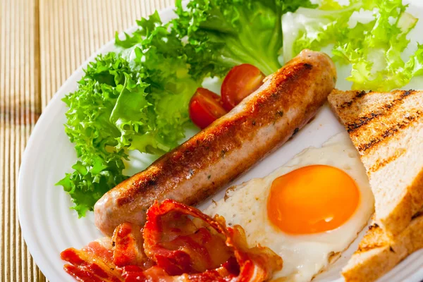Πεντανόστιμο Πρωινό Αμερικάνικο Στυλ Τηγανητά Αυγά Μπέικον Λουκάνικο Ψωμί Και — Φωτογραφία Αρχείου