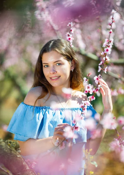 Lány Tavaszi Kertben Őszibarack Kék Ruhában — Stock Fotó