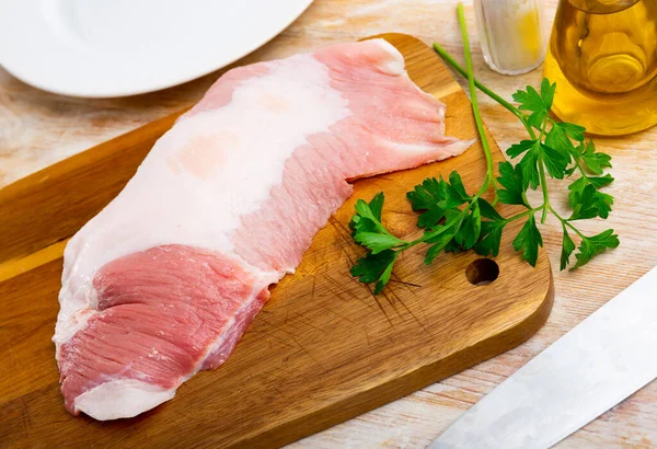 生猪片伊比利亚猪肉秘方 在猪肩部和熏肉之间用调料在木制切菜板上切成小块 — 图库照片