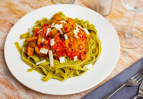 意大利面 菠菜配以熏肉番茄酱 橄榄和奶酪 — 图库照片