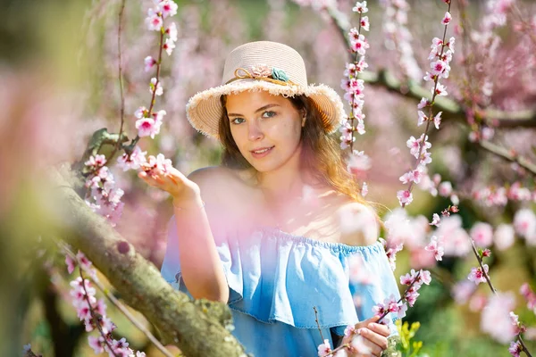 Krásná Dívka Klobouku Modré Šaty Jarní Broskvové Zahradě — Stock fotografie