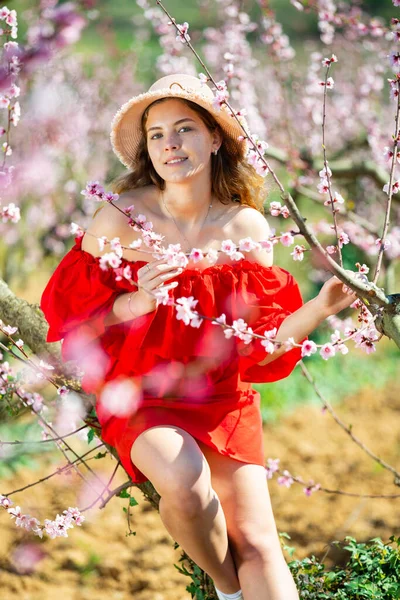 Gelukkig Meisje Het Voorjaar Tuin Perzik Een Rode Jurk — Stockfoto