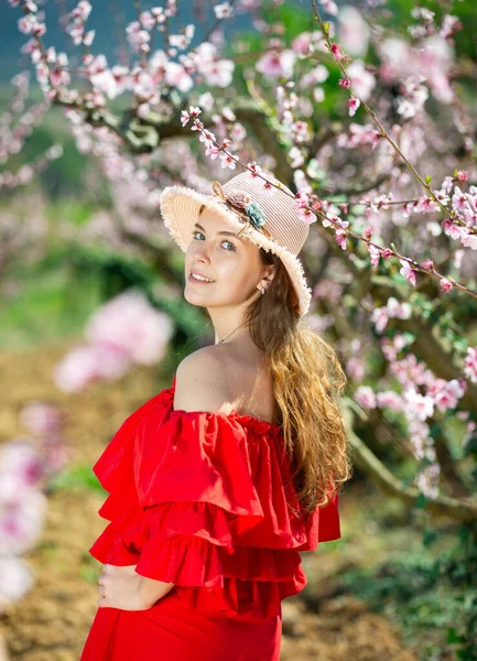 Glückliches Mädchen Frühlingsgarten Pfirsich Einem Roten Kleid — Stockfoto