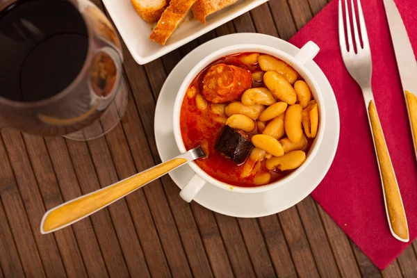 传统的阿斯图里亚斯丰富的豆类炖牛肉法贝达与猪肉肩 莫希利亚和Chorizo在白盘 — 图库照片