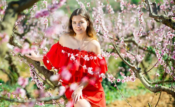 Beautiful Smiling Young American Woman Posing Park Blooming Flowers Peach — Stock Photo, Image