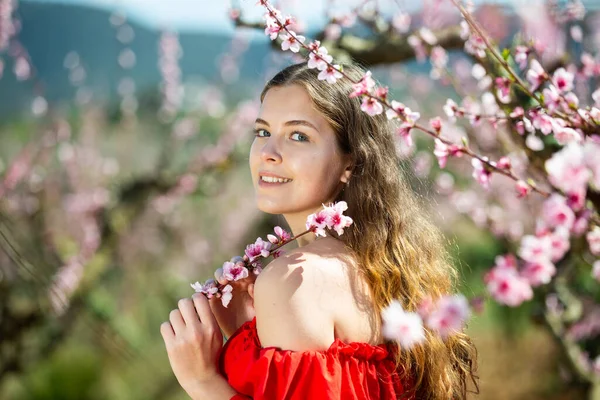 Boldog Lány Portréja Piros Ruhában Egy Virágzó Tavaszi Kertben — Stock Fotó