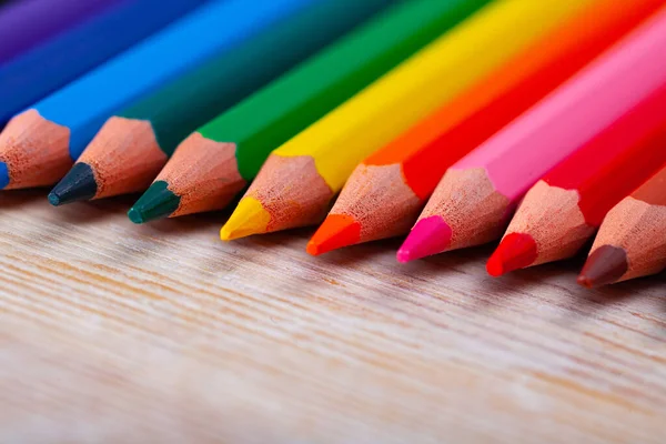 색상의 연필들이 표면에 고품질 — 스톡 사진