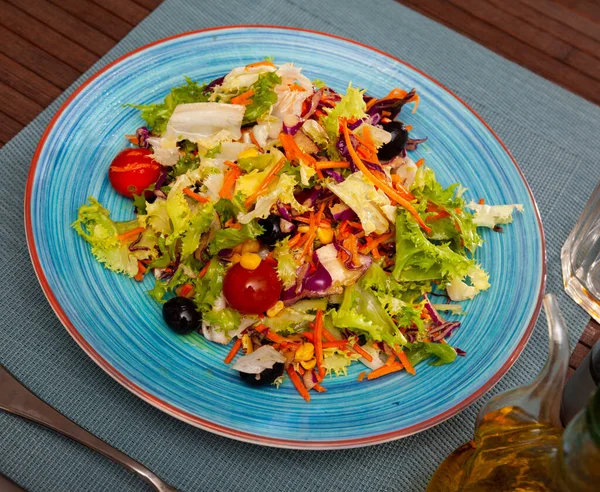Lys Grøntsagssalat Med Blanding Salater Gulerod Kirsebærtomat Majs Oliven - Stock-foto
