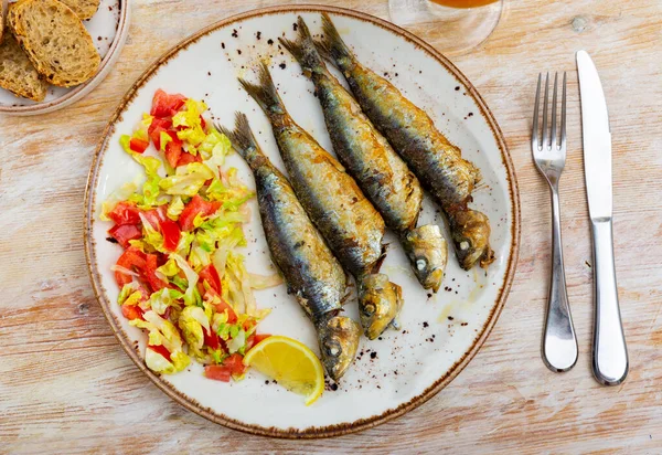 stock image Barbecue sardines served with vegetable salad, delicious seafood appetizer