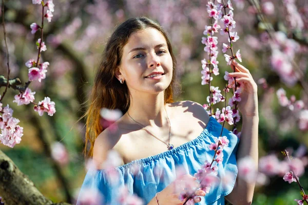 Retrato Una Joven Sonriente Jardín Con Melocotoneros Florecientes — Foto de Stock