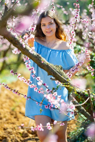 Frau Blauem Kleid Mit Charmantem Lächeln Spaziert Durch Blühenden Park — Stockfoto