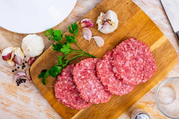Billets Burgers Fresh Minced Meat Spices Wooden Board — Stock Photo, Image