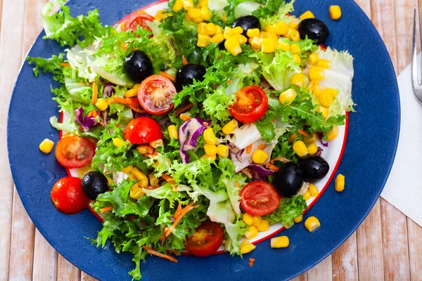 Köstlicher Gemüsesalat Mit Kirschtomaten Gekochtem Mais Salat Und Schwarzen Oliven — Stockfoto