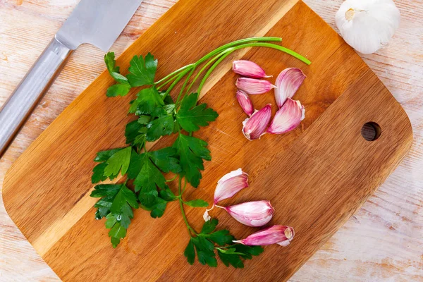 Fresh Fragrant Parsley Sprigs Garlic Cloves Prepared Cooking Wooden Table — Zdjęcie stockowe