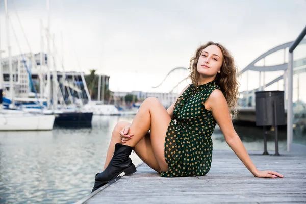 Joven Chica Sexy Turista Vestido Sentado Muelle Con Barcos Fondo — Foto de Stock