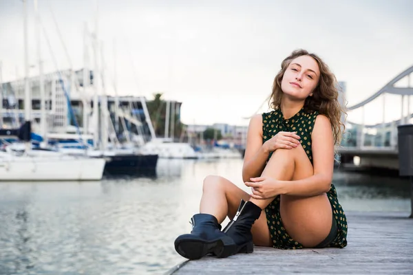Молодая Сексуальная Девушка Турист Платье Сидя Набережной Лодками Заднем Плане — стоковое фото