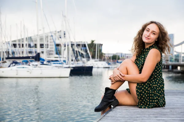 Junge Attraktive Touristin Sitzt Kai Mit Segelbooten Hintergrund Barcelona — Stockfoto