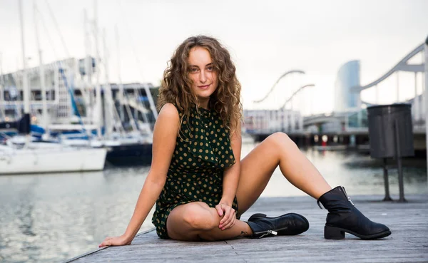 Joven Chica Sexy Turista Vestido Posando Juguetonamente Muelle Con Barcos — Foto de Stock