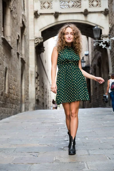 Young Woman Tourist Playfully Posing Street Architecture Barcelona — Stock Photo, Image