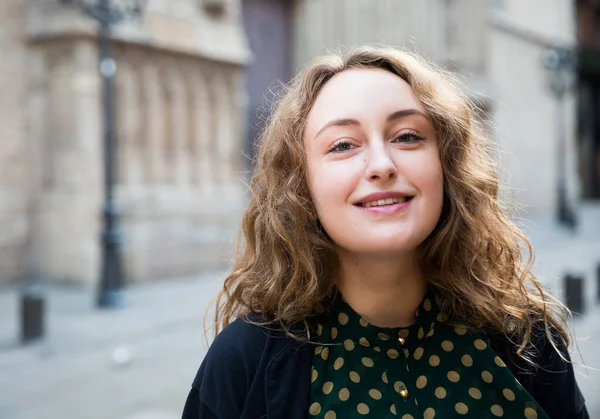 Portret Van Een Glimlachende Jonge Vrouw Die Straat Staat Tussen — Stockfoto