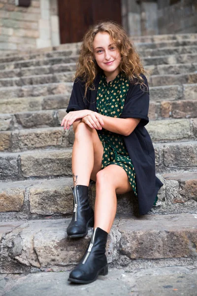 Junge Touristin Kleid Sitzt Steintreppe Und Posiert Verspielt Historischen Zentrum — Stockfoto