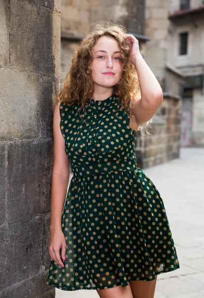 巴塞罗那历史中心的石墙旁边站着一位性感的年轻女子 — 图库照片