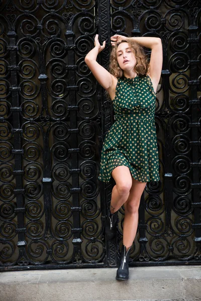 Молодая Сексуальная Женщина Платье Стоящая Металлических Ворот Историческом Центре Барселоны — стоковое фото