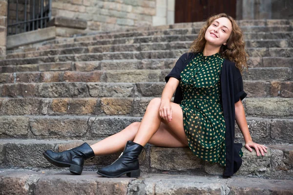 Sexy Kobieta Turysta Sukience Siedzi Kamiennych Schodach Historycznym Centrum Barcelony — Zdjęcie stockowe