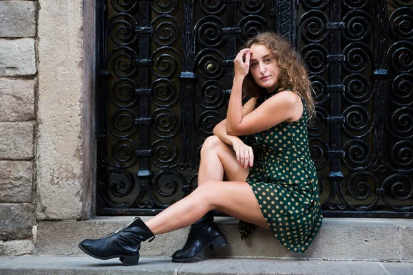 若いですセクシー女の子観光客でドレスに座っている石の階段近くのバルセロナの中心部の壁 スペイン — ストック写真