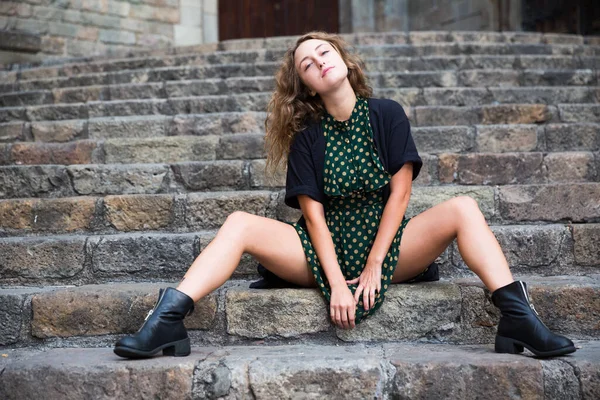 Νεαρό Σέξι Κορίτσι Τουρίστρια Φόρεμα Κάθεται Πέτρινες Σκάλες Στο Κέντρο — Φωτογραφία Αρχείου