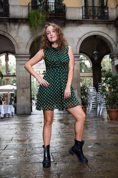 Mladá Žena Turistické Hravě Pózuje Ulici Mezi Architekturou Barceloně — Stock fotografie