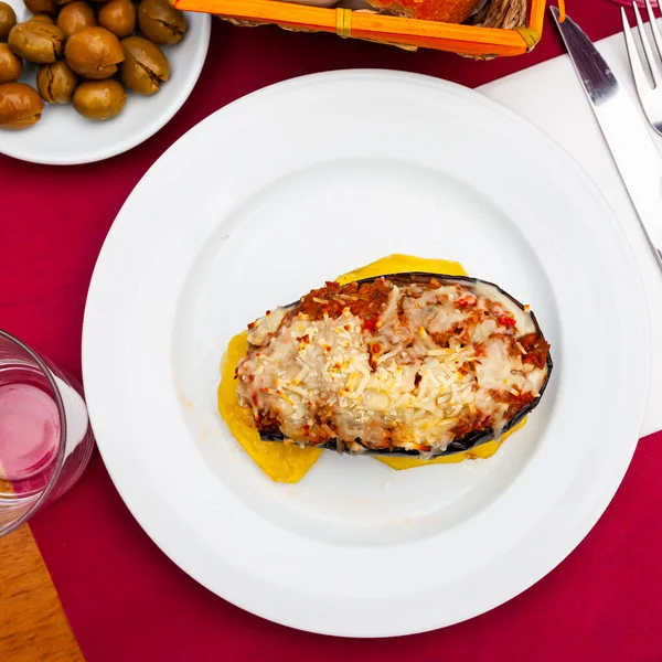 Afbeelding Van Een Smakelijke Gevulde Aubergine Met Bovenop Gebakken Kaas — Stockfoto