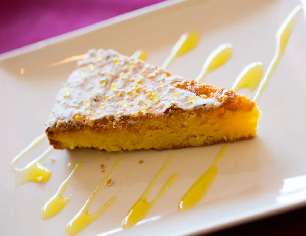 Pyszne Ciasto Migdałowe Tarta Santiago Podawane Sosem Pomarańczowym Białym Talerzu — Zdjęcie stockowe