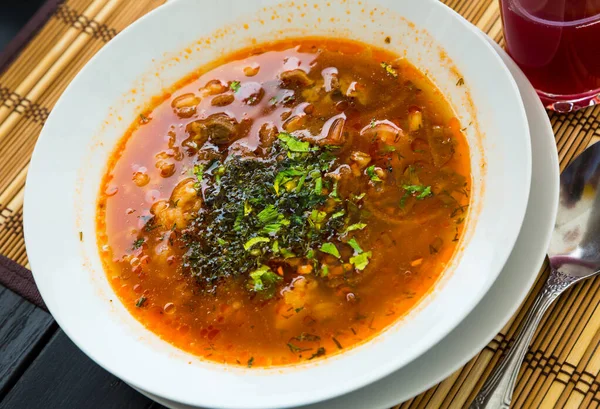 米と豊かな羊肉のスープ トマトとハーブ 伝統的なグルジアのスープハルチョ — ストック写真