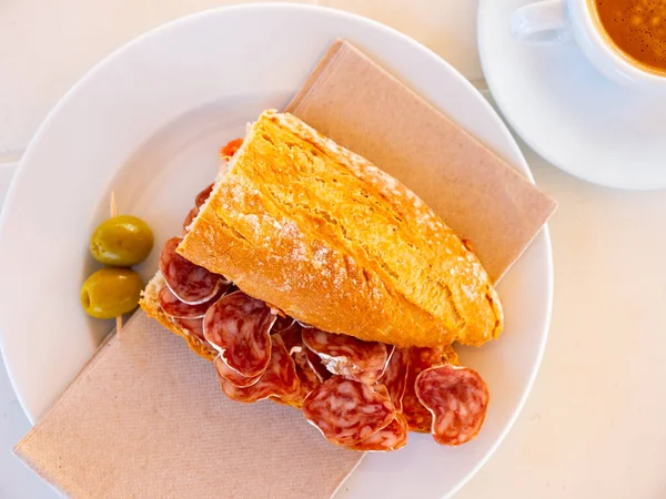 Hiszpańskie Śniadanie Wędzona Kiełbasa Fuet Sandwich Oliwki — Zdjęcie stockowe