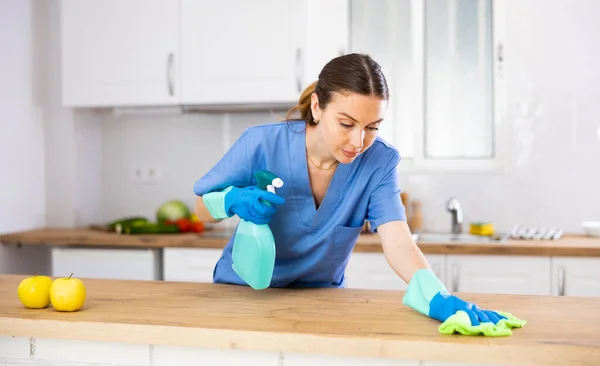 Mujer Europea Limpiando Mesa Comedor Con Trapo Cocina Casa —  Fotos de Stock