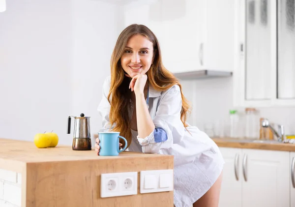 Erkek Gömleği Giymiş Neşeli Bir Kadın Mutfakta Taze Kahve Içiyor — Stok fotoğraf