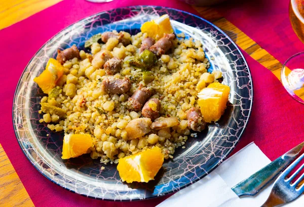 Типичное Испанское Блюдо Муки Манная Сосиской Лонгализа Подается Апельсином — стоковое фото