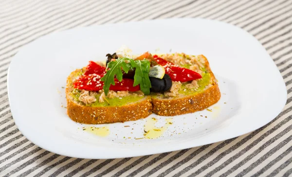Кусочки Хлеба Гуакамоле Консервированный Тунец Мягкий Сыр Украшенные Свежими Овощами — стоковое фото