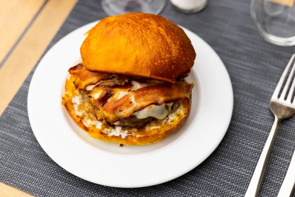 Pyszny Burger Białej Bułce Pszennej Soczystą Cielęciną Roztopionym Kawałkiem Sera — Zdjęcie stockowe